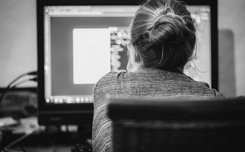 Artykuł - Introwertyk w pracy – porady, jak zbudować relacje?