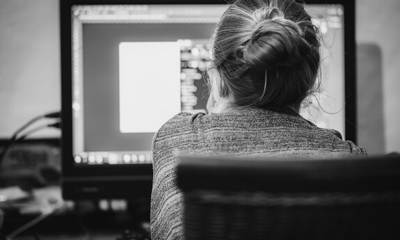 Artykuł - Introwertyk w pracy – porady, jak zbudować relacje?